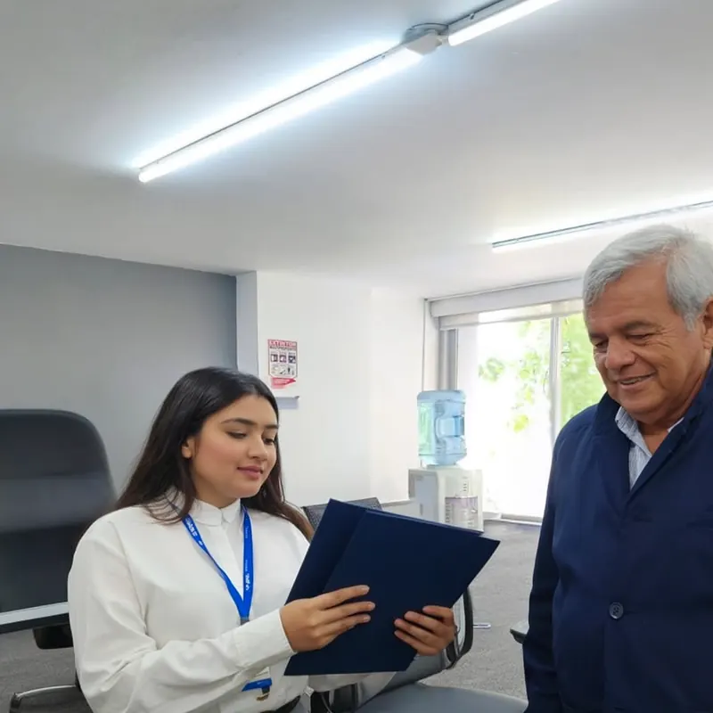 Asesora de Astv Créditos revisa una solicitud con un pensionado